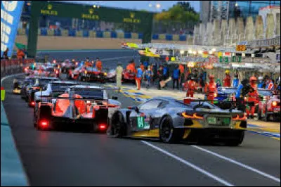 Parmi ces quatre voitures, il y a une Ferrari, laquelle est-ce ?