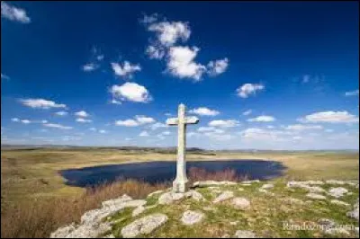 Dans quel département se situe le lac de Saint-Andéol, ce lac qui posséderait des eaux miraculeuses qui guériraient des rhumatismes ?