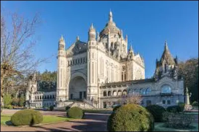 Capitale du pays d'Auge, située au cur du bocage, cette ville est connue des catholiques pour sa basilique Sainte-Thérèse, deuxième lieu de pèlerinage de France. De quelle ville s'agit-il ?