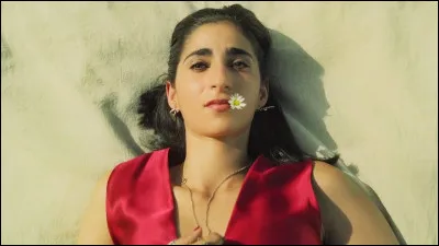 Durant le braquage, à qui Nairobi avoue-t-elle des sentiments amoureux ?