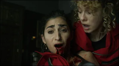 Lorsque Gandia prend en otage Nairobi, que fait-il, dans un premier temps d'elle ?