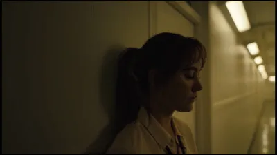 Quel personnage est joué par Maika Monroe ?