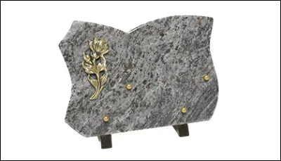 Quel est le matériau le plus utilisé et le plus vieux dans la conception des plaques funéraires ?