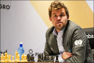 À quel âge Magnus Carlsen a-t-il commencé à jouer aux échecs ?