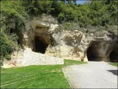 Je vous propose de partir à la découverte des habitations troglodytes de Paissy. Village de l'arrondissement de Laon, il se situe dans le département ...