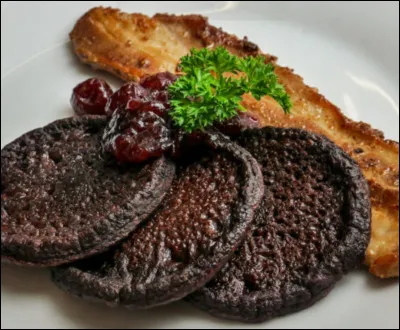 Finlande
Un plat un peu plus effrayant que les autres, des galettes faites avec du sang de renne.
Ce sont les...