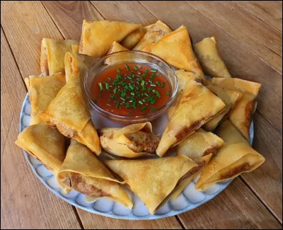 Inde
Des beignets triangulaires farcis aux légumes ou à la viande.
Ce sont les...