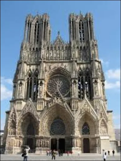 Dans quelle ville du Grand-Est se situe la cath&eacute;drale Notre-Dame &agrave; part Strasbourg ?