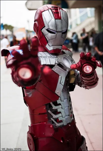 Observez attentivement l'image de cosplay présentée.
Choisissez parmi les 4 propositions de sagas geeks celle qui correspond au personnage représenté.