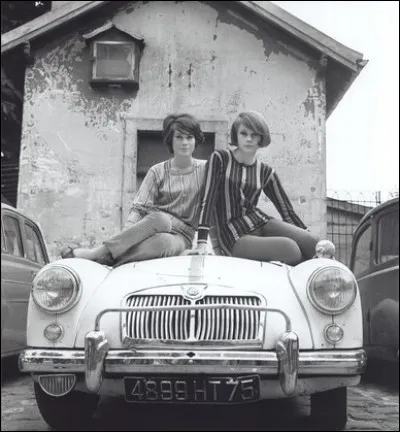 Sur quel coupé sport posent les surs Dorléac ?