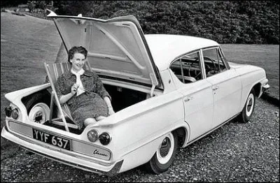 Dans le même genre d'auto à la lunette arrière inversée, où se repose cette dame dans son transat ?