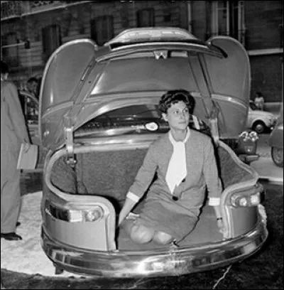 Cette copie de la naissance de Vénus se déroule dans quelle voiture ?