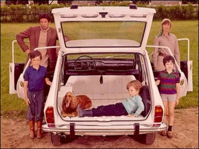 Dans quelle voiture française va prendre place cette famille ?