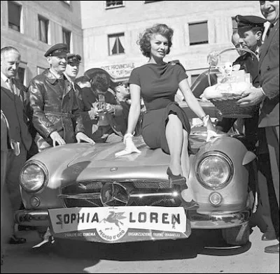 Dans quelle auto allemande parade l'actrice Sophia Loren ?