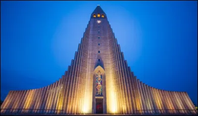 Dans quel pays se situe l'impressionnante église moderne d'Hallgrímskirkja ?