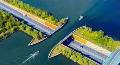 Merveille d'ingénierie, l'aqueduc de Veluwemeer laisse passer les bateaux par dessus la route. Dans quel pays se situe-t-il ?