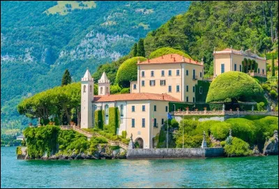 Sur quel lac du Nord de l'Italie se situent un grand nombre de villas luxueuses ?
