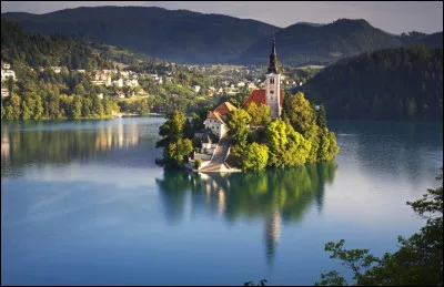 Dans quel pays d'Europe centrale se situe l'île de Bled, sur le lac et dans la ville du même nom ?