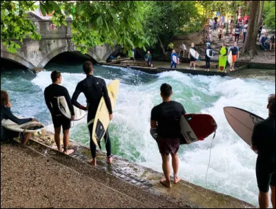 Dans quelle ville allemande peut-on surfer sur une vague ?