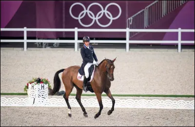 Qui a gagn&eacute; une m&eacute;daille d�or &agrave; l�&eacute;preuve de dressage du concours complet par &eacute;quipe aux JO 2024 ?