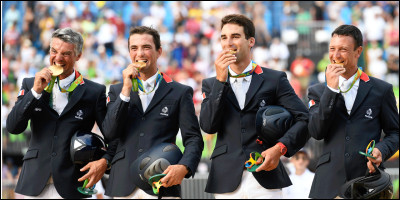 Quel est le total des médailles remportées par léquipe de France lors des JO équestres 2024 ?