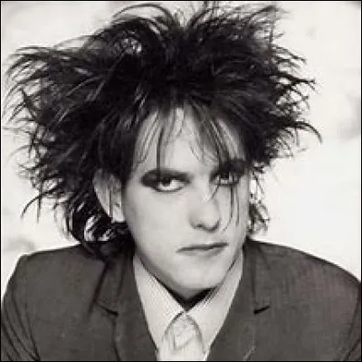 Robert Smith est un chanteur à la coiffure ébouriffée. À quel groupe appartient-il ?
