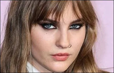 Victoria De Angelis est la bassiste du groupe récent :