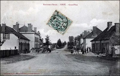 Marre du blason ? Tenez, voici une petite carte-postale du village de Voué. Et comment nomme-t-on leurs habitants, au passage ?