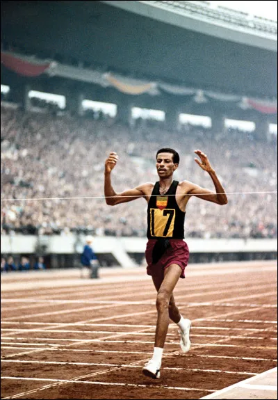Qu'est-ce qui a rendu c&eacute;l&egrave;bre le marathonien Abebe Bikila, m&eacute;daille d'or aux Jeux de Rome en 1960 ?