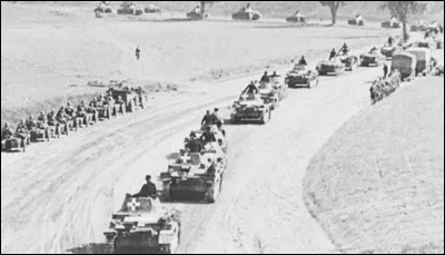 Comment appelle-t-on cette stratégie de guerre de la Seconde Guerre mondiale consistant à concentrer une force puissante de l'armée sur un front étroit très rapidement dans le but d'envahir un territoire ? On l'appelait ''guerre éclair''.