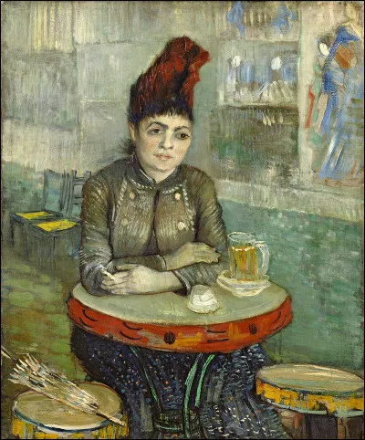 Qui est cette femme, assise à la terrasse d'un café ?
