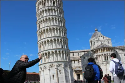 Pise, en Italie, est connue pour sa tour inclinée.