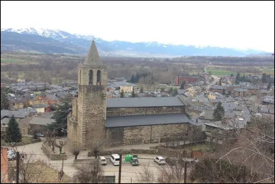 Dans quel département français se situe la ville de Bourg-Madame ?