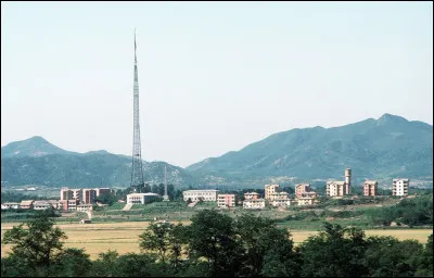 Une frontière très fermée, la DMZ (Demilitarized Zone), datant de 1953, se situe entre quels pays asiatiques ?
