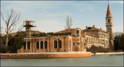 L'Île de Poveglia, une île Italienne qui servait pour les victimes de la peste, mais qui était également un hopital psychiatrique, est mise en quarantaine et interdite au public. Près de quelle ville se situe-t-elle ?