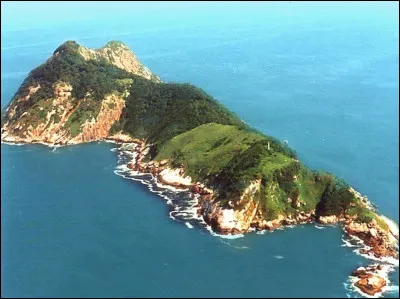 L'effrayante Île de Queimada contient la population de serpents venimeux la plus dense au monde. Seuls les scientifiques sont autorisés à s'y rendre. Au large de quel pays se situe-t-elle ?