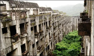 Au large de quelle ville Japonaise se situe Hashima, île abandonnée, fermée au public jusqu'en 2009, puis ouverte après des travaux ?