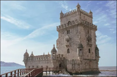 "J'abrite la Tour de Belém. Le Tage me traverse et on peut déguster des pastéis de nata. Un de mes plus beaux quartiers est le quartier d'Alfama." Que suis-je ?
