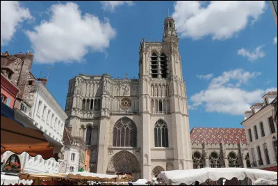 "Mozart et Beethoven y ont vécu. La cathédrale St Étienne est mon symbole mais aussi le plus grand bâtiment gothique de mon pays. Je suis traversée par le Danube." Que suis-je ?