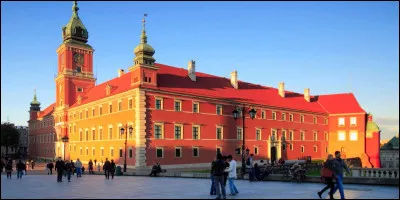 "J'ai dû être restaurée après avoir été fortement abîmée lors de la Seconde Guerre mondiale. La monnaie officielle est le zloty. Avant moi, les capitales les plus récentes de mon pays ont été Łódź et Cracovie." Que suis-je ?