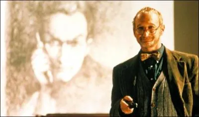 Dans quel slasher retrouve t'on Robert Englund en prof ?