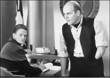 Lorqu'il reprend ses fonctions militaires, le professeur Rasczak de Starship Troopers est :