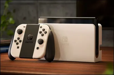 Et ce n'est pas fini ! Un autre modèle de la console sort en 2021 : la Nintendo Switch Oled. Avec son design plus épuré, propose-t-elle une nouveauté ?
