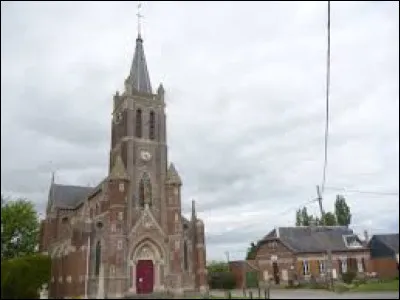 Vous avez sur cette image l'église Saint-Victor, à Plainville. Village des Hauts-de-France, dans l'arrondissement de Clermont, il se situe dans le département ...