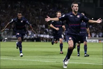 Lequel de ces trois clubs ne se trouve pas dans le groupe de l'Olympique Lyonnais ?