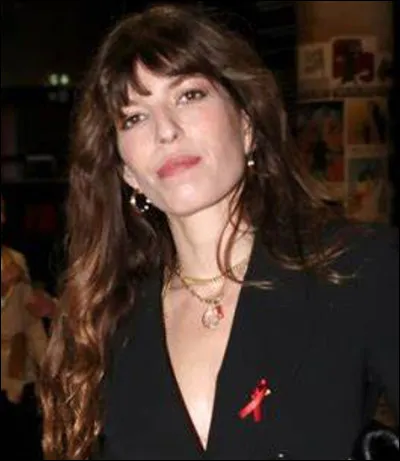 Qui est cette autrice-compositrice-interprète et actrice franco-britannique ?