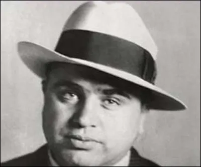 Qui était ce célèbre ganster américain (1893-1947) qui fit fortune dans le trafic d'alccol pendant la prohibition ?