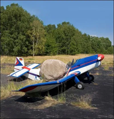 Encore tranquillité est le titre de cette oeuvre, de Jimmie Durham. De quelles pratiques artistiques peut-on la rapprocher ?