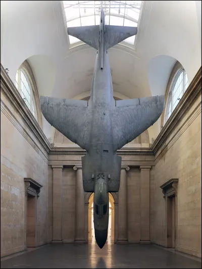 Cette oeuvre de Fiona Banner, constituée de deux avions (Harrier et Jaguar), a été installée à la Tate Britain Gallery de Londres, pour une exposition temporaire. 
Comment a-t-on procédé pour l'installer ?