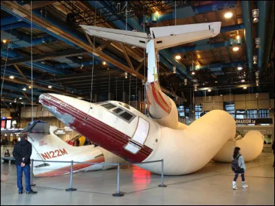 Telle mère tel fils, sculpture constituée de trois avions enchevêtrés est l'oeuvre d'Adel Abdessemed.
Sur cette photographie dans quel musée parisien, est-elle installée ?
